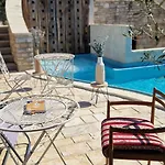 Apartman Stone Lace